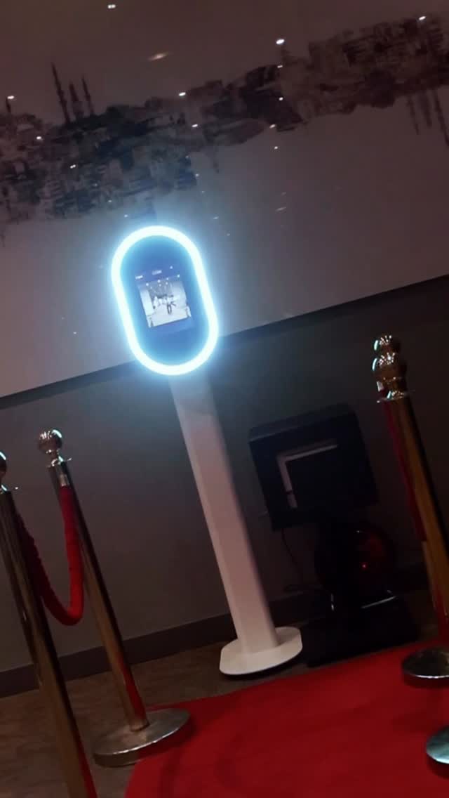 Acıbadem Üniversitesi Eczacılık Fakültesi etkinliğinde keyifli anlara imza attık! ✨📸

Kurulumunu gerçekleştirdiğimiz photobooth deneyimiyle katılımcılar hem eğlendi hem de anılarını ölümsüzleştirdi.
Bilim ve eğlenceyi bir araya getiren bu özel günde, her kare ayrı bir hatıra oldu.

#acıbademüniversitesi #photobooth #fotokabintürkiye